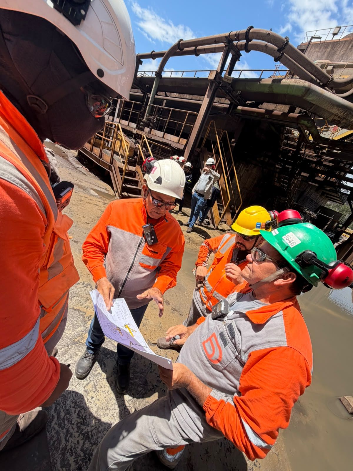 Equipe da DB Guindastes em planejamento de operação em campo.