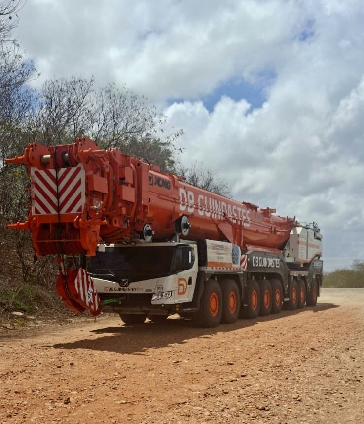 XCMG XCA 800 da DB Guindastes deslocando-se em estrada de terra.