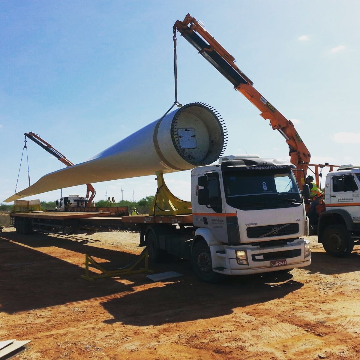 Caminhões guindauto da DB Guindastes em operação com componente eólico.